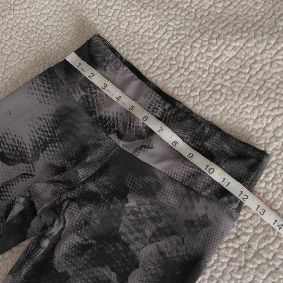 Onzie Flow XS Crop Capri Grey Floral Print Leggings - Picture 10 of 10
